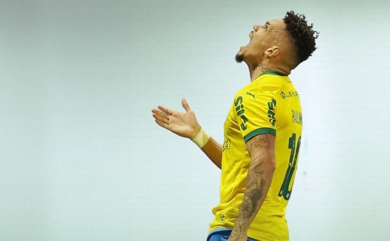 Em final maluco, Palmeiras bate Chape com um a menos e mantém Flamengo longe