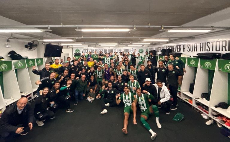 Em meio à crise política e financeira, Botafogo cai para a Chapecoense