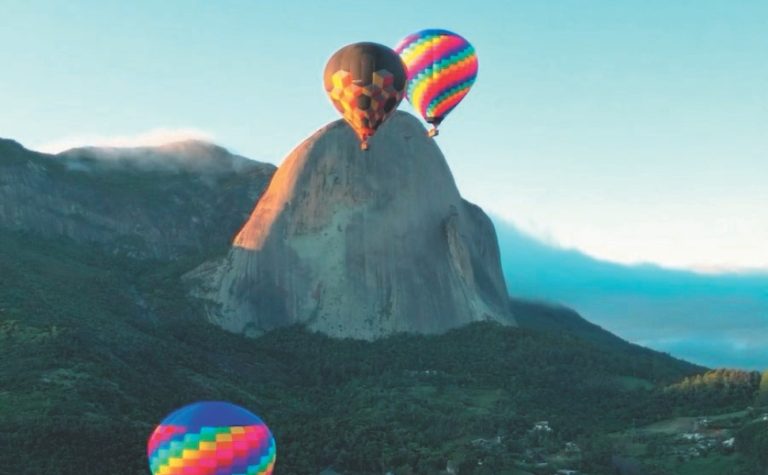 Espetáculo com cinco balões no céu de Pedra Azul