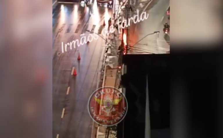 Fios pegam fogo e geram trânsito em avenida de Vitória