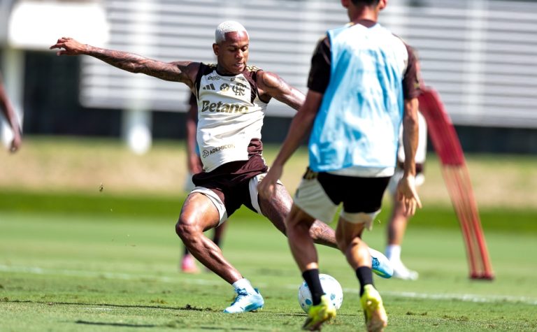 Flamengo cobra evolução de Wallace Yan
