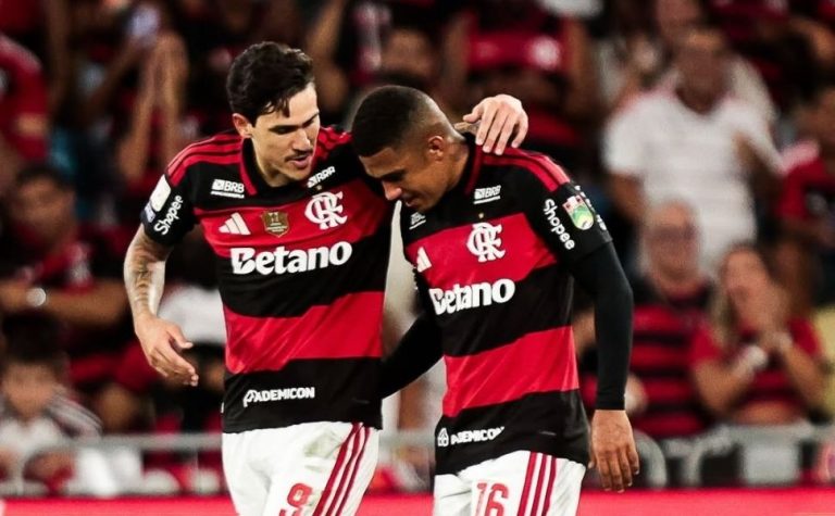 Flamengo supera desfalques, vence Coritiba e seca Palmeiras antes da Copa