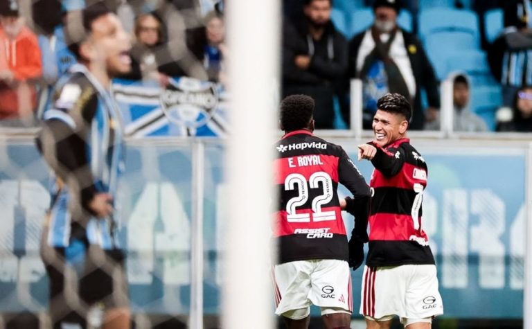 Flamengo vence, deixa o Grêmio no Z4 e fica mais perto do Palmeiras