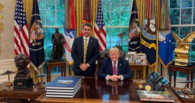 Flávio Bolsonaro divulga foto com Donald Trump na Casa Branca