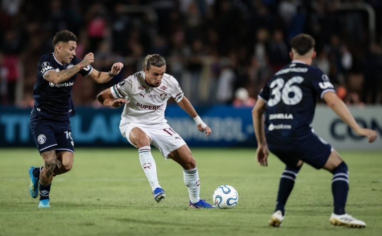 Fluminense sofre pelo alto, mas arranca empate no fim e sobrevive na Libertadores