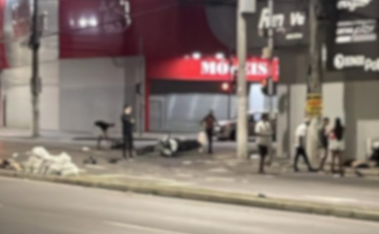 Garupa morre e piloto fica em estado grave após moto bater em muro na Serra