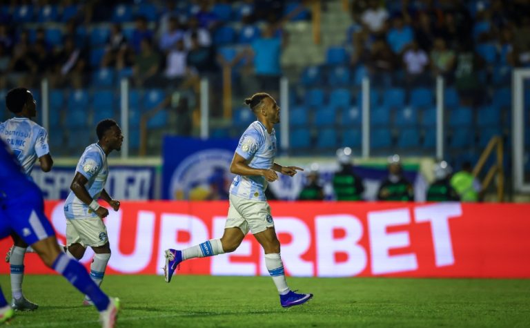 Grêmio passeia sobre Confiança com brilho de Braithwaite e vai às oitavas