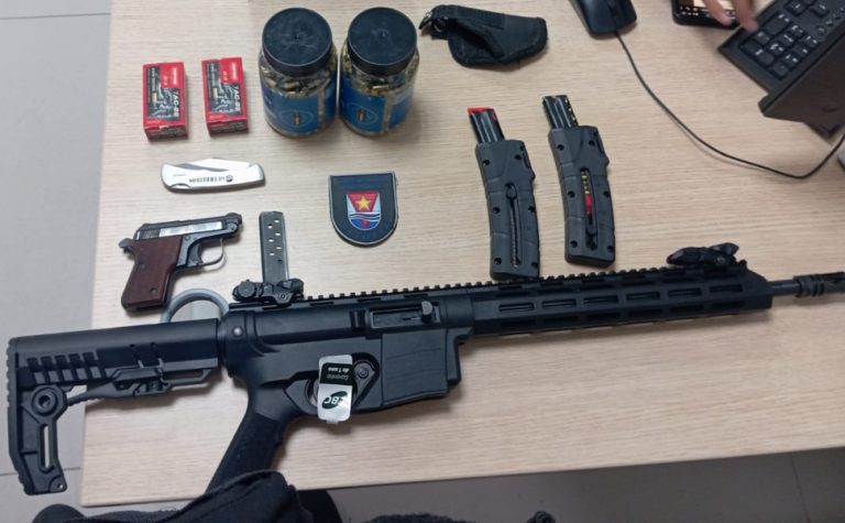 Guarda de Vitória apreende rifle, pistola e mais de mil munições durante blitz
