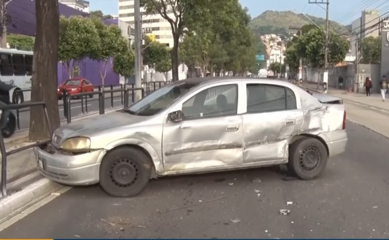 Homem furta carro, avança sinal vermelho e causa acidente em Vitória
