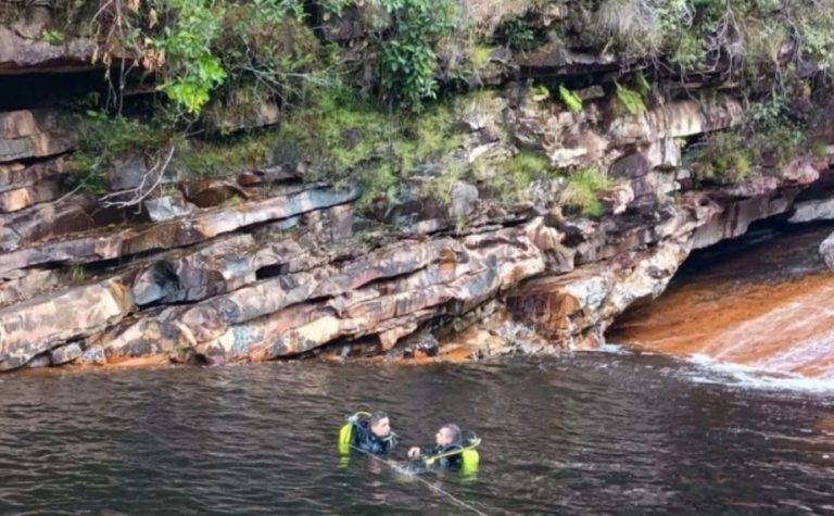 Homem morre afogado após salvar esposa em cachoeira em MG