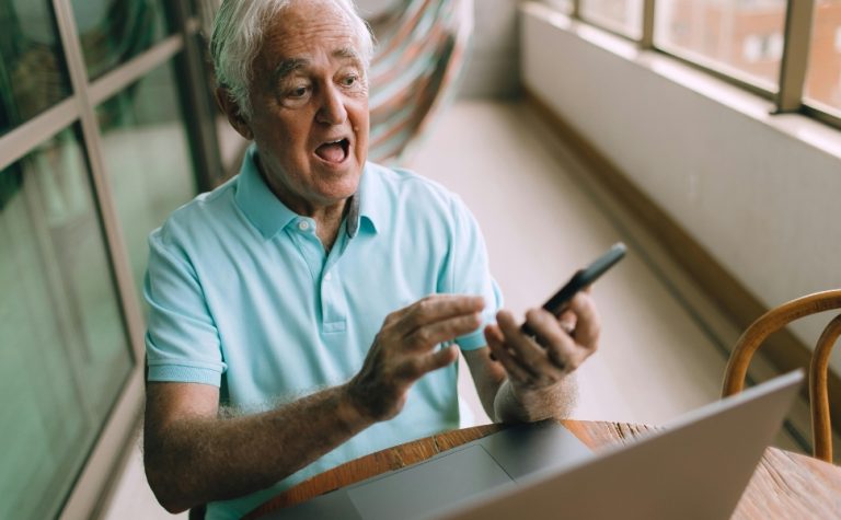 Isolamento e irritabilidade: quando o uso de celular se torna alerta para idosos