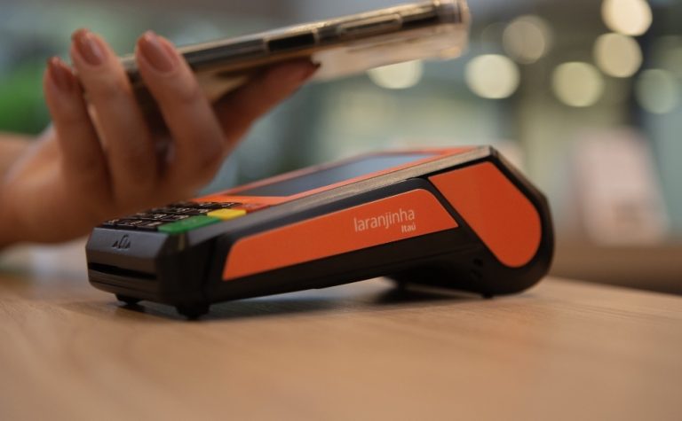 Itaú integra IA em maquininha de pagamentos e permite cobrança por comando de voz