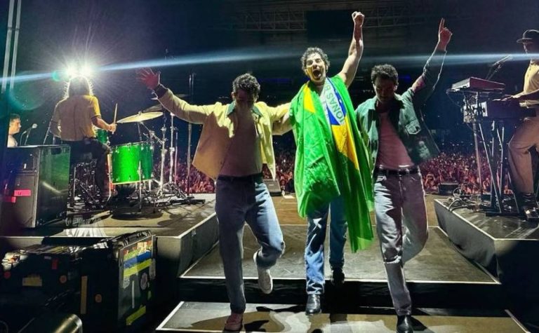 Jonas Brothers surgem com a bandeira do Brasil e brincam sobre Copa: “O hexa vem”