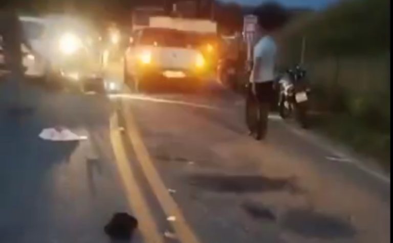 Jovem morre após colidir moto contra carro e caminhão no Sul do ES