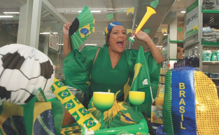 Lojas apostam em enfeites para torcer pelo Brasil na Copa