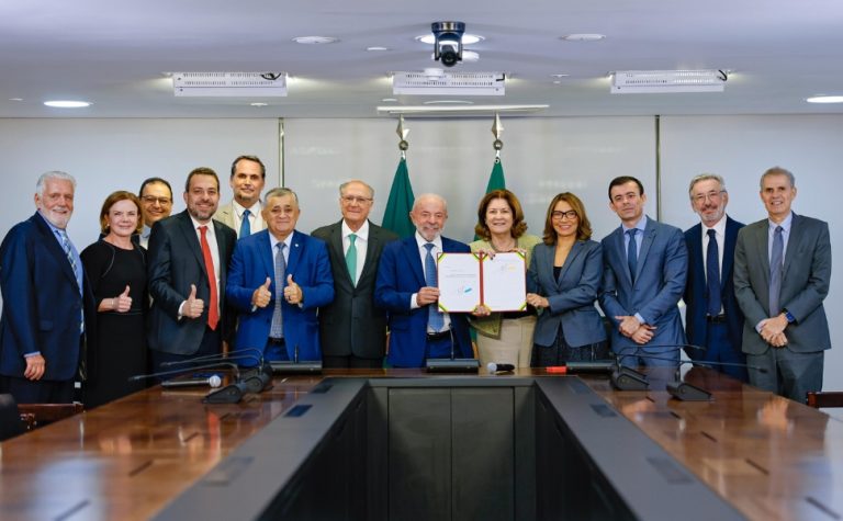 Lula assina MP que zera imposto federal da ‘taxa das blusinhas’