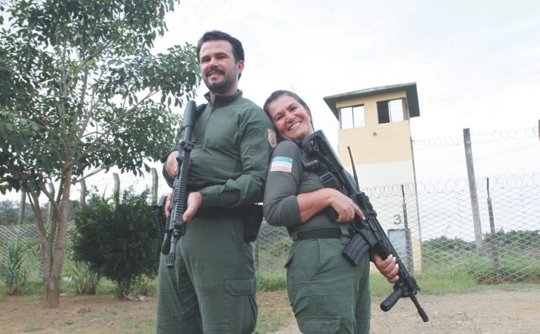 Mãe e filho em missão especial nos presídios