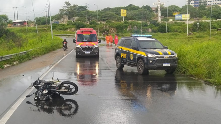 Mãe e filho morrem em acidente de moto na BR-104, em Caruaru