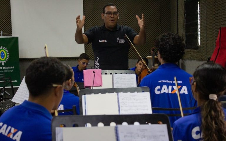 Maestro venezuelano Rafael Dommar é o novo regente da Orquestra Criança Cidadã