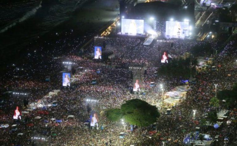 Mais de 2 milhões de pessoas assistem ao show de Shakira em Copacabana