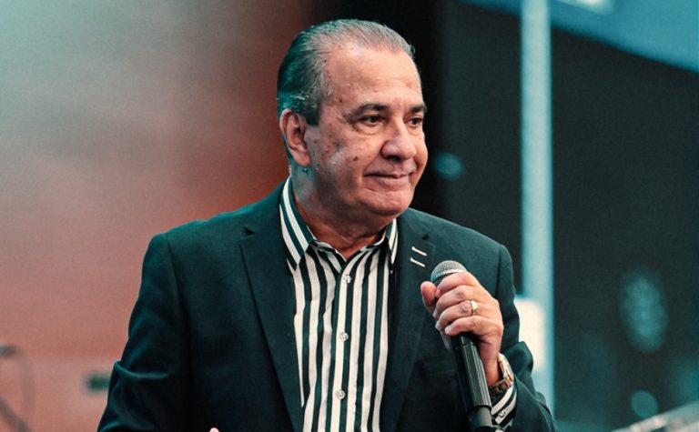 Malafaia diz ser alvo de perseguição do STF em culto ao lado de Flávio Bolsonaro