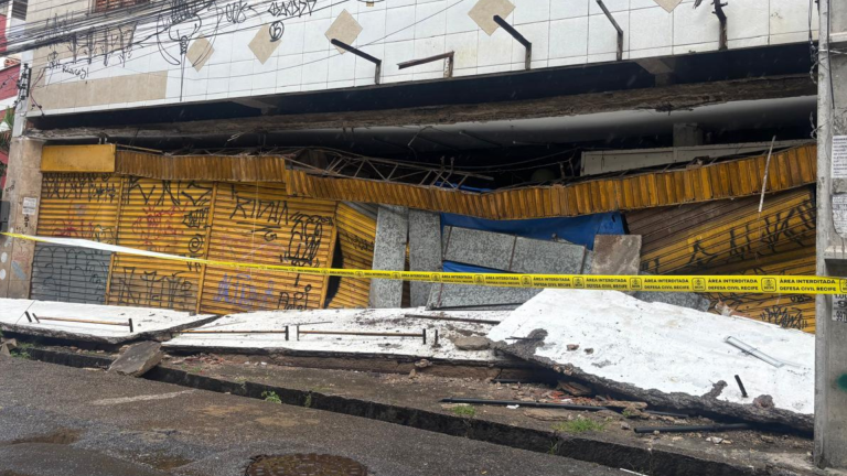 Marquise desaba no Centro do Recife e loja é saqueada durante a madrugada