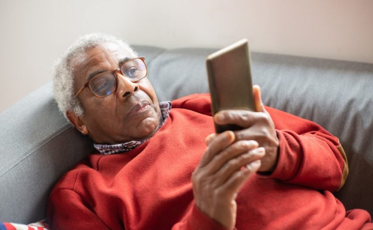 Médicos fazem alerta para uso excessivo de celular por idosos
