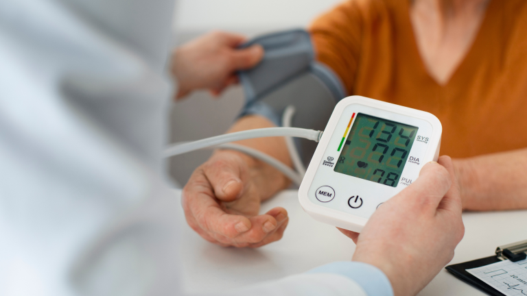 Metade dos hipertensos não sabem que têm a doença, diz cardiologista