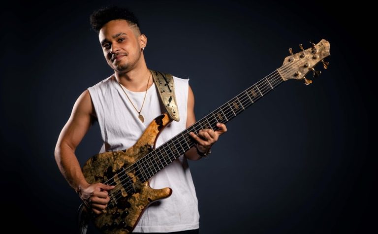 Michael Pipoquinha se apresenta com a Vale Música Jazz Band em concerto no Theatro