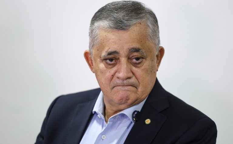 Ministro diz que ‘taxa das blusinhas’ foi erro e elo Flávio-Master pesa na campanha