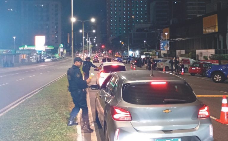 Motociclista é multado 10 vezes depois de furar blitz