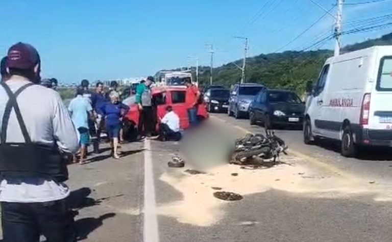 Motociclista morre após carro capotar e colidir em moto em Guarapari