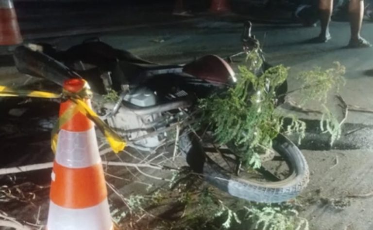 Mulher morre após acidente entre moto e carro em Alegre; motorista fugiu do local