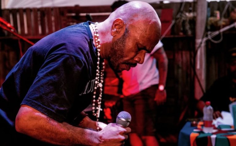 Músico e escritor Emmanuel 7Linhas é morto a tiros em Vila Velha