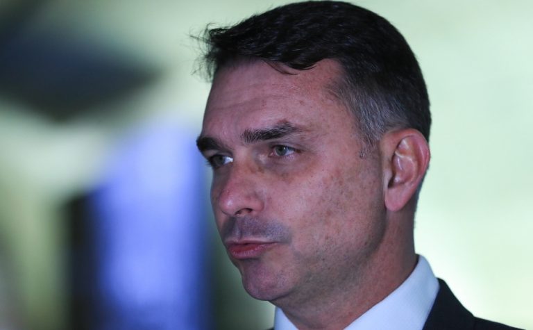 ‘Não tenho que justificar nada’, diz Flávio Bolsonaro sobre conversas com Vorcaro