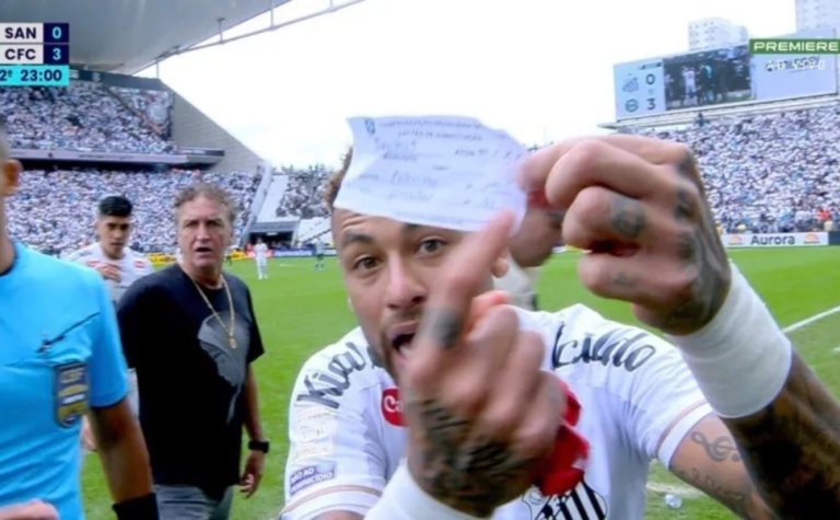 Neymar é obrigado a deixar jogo contra o Coritiba após erro bizarro da arbitragem