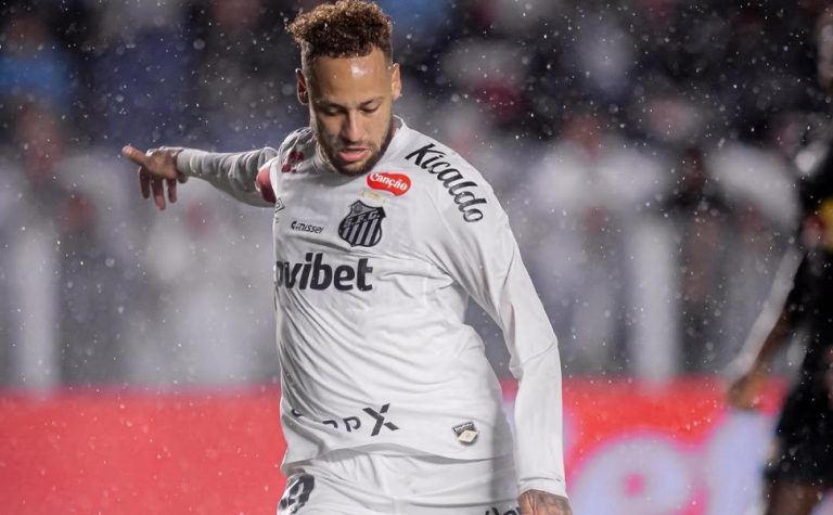 Neymar marca em ‘despedida’ da Vila, Santos vence Bragantino e escapa do Z4