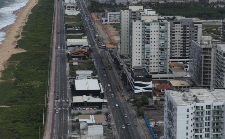 Obras de aplicação do novo asfalto na Rodovia do Sol seguem nesta terça