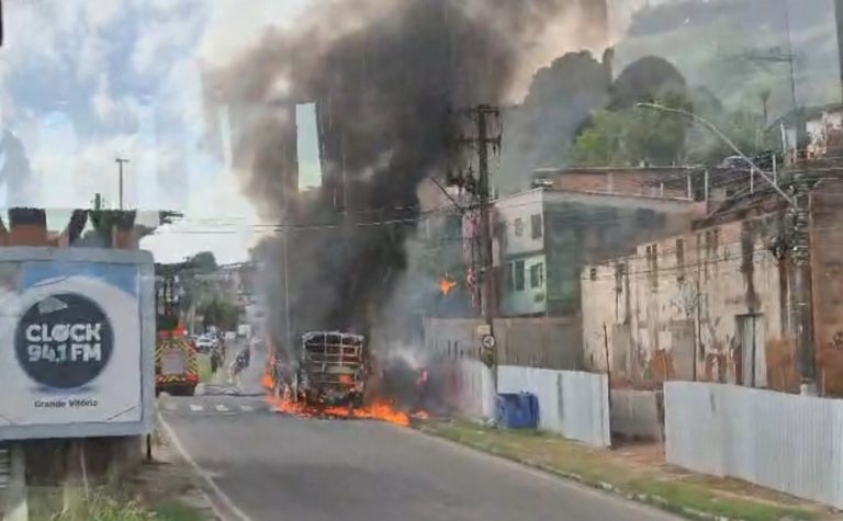 Ônibus é incendiado após jovem morrer em confronto com a polícia em Vila Velha