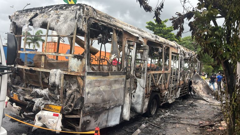 Ônibus é incendiado na BR-101 na Zona Oeste do Recife