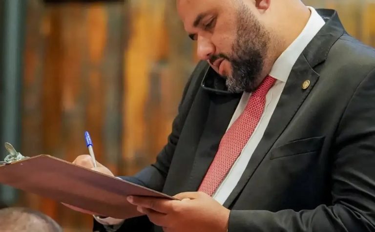 PF encontra mensagens de violência em celular de deputado preso no RJ