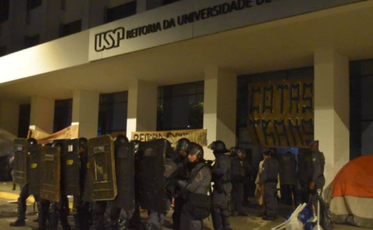 PM expulsa estudantes com bombas de efeito moral e retoma reitoria da USP