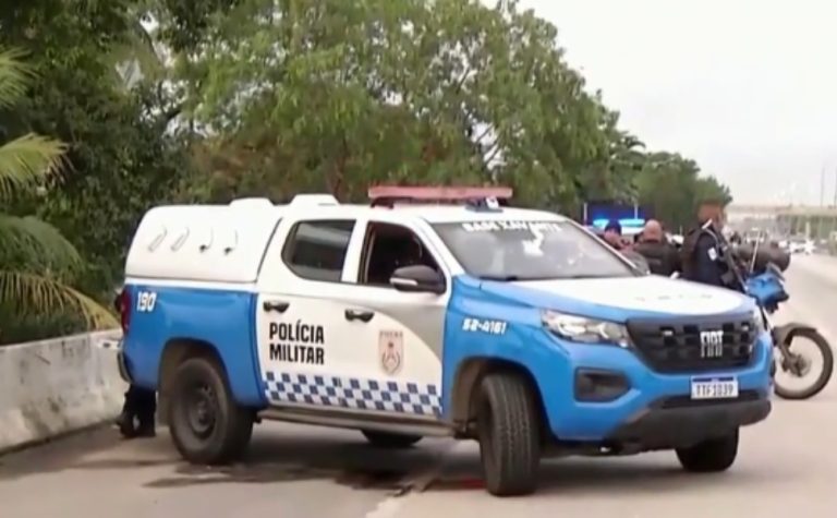 PMs que mataram pedreiros no RJ dizem que confundiram tripé com fuzil