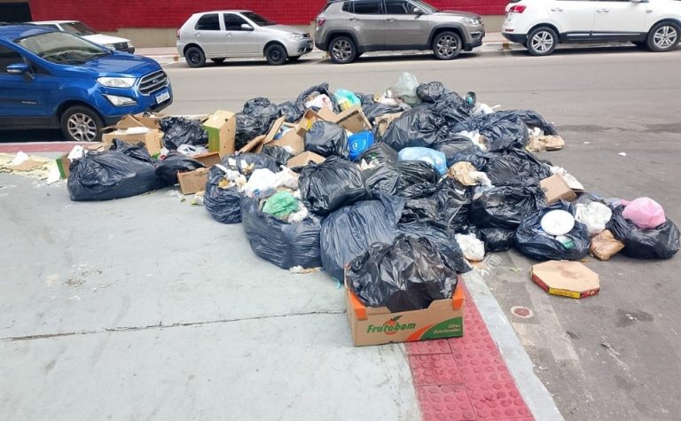 Coleta de lixo é retomada em Vila Velha após um dia de paralisação