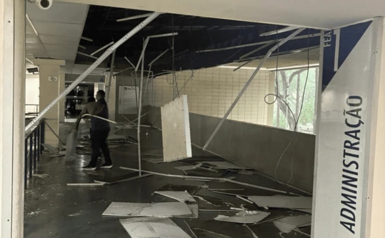 Parte do teto de biblioteca na USP desaba por causa da chuva e acervo é afetado
