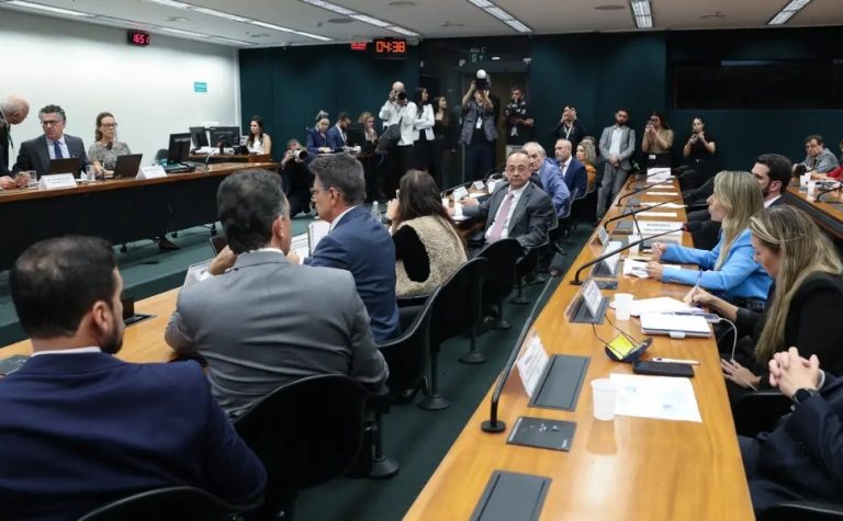 Pedido de vista adia votação da PEC do fim da escala 6X1