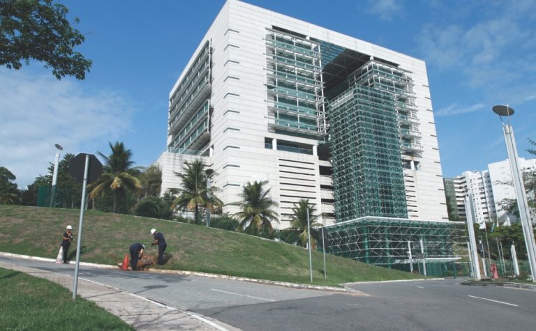 Petrobras abre vagas de estágio, com vagas no ES, e bolsas de R$ 1.825