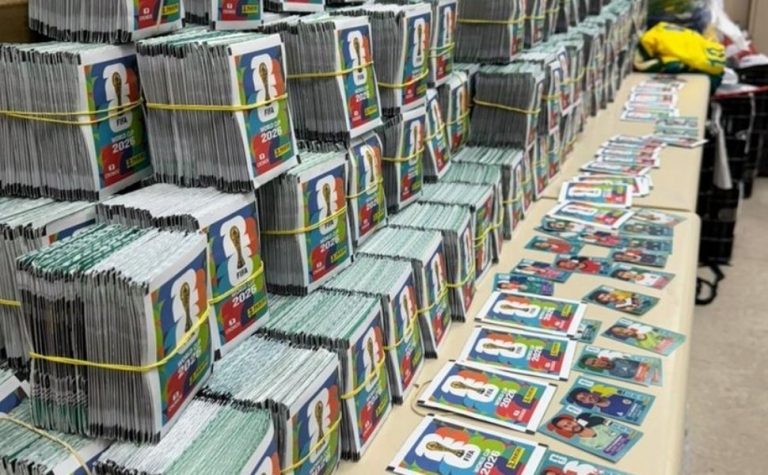 Polícia apreende 200 mil figurinhas falsificadas do álbum da Copa no RJ