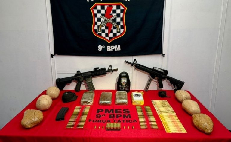 Polícia apreende fuzil, submetralhadora e drogas enterradas em mata no ES