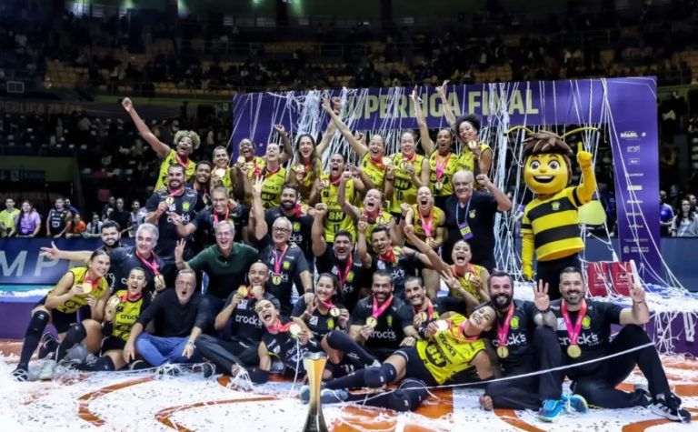 Praia Clube supera desconfiança, bate Minas e conquista Superliga